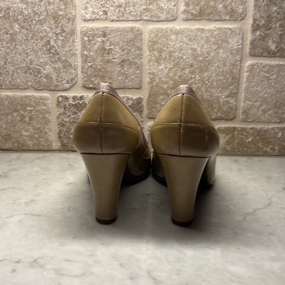 Aerosoles Benefit Tan Patent Leather Heels - Picture 4 of 5